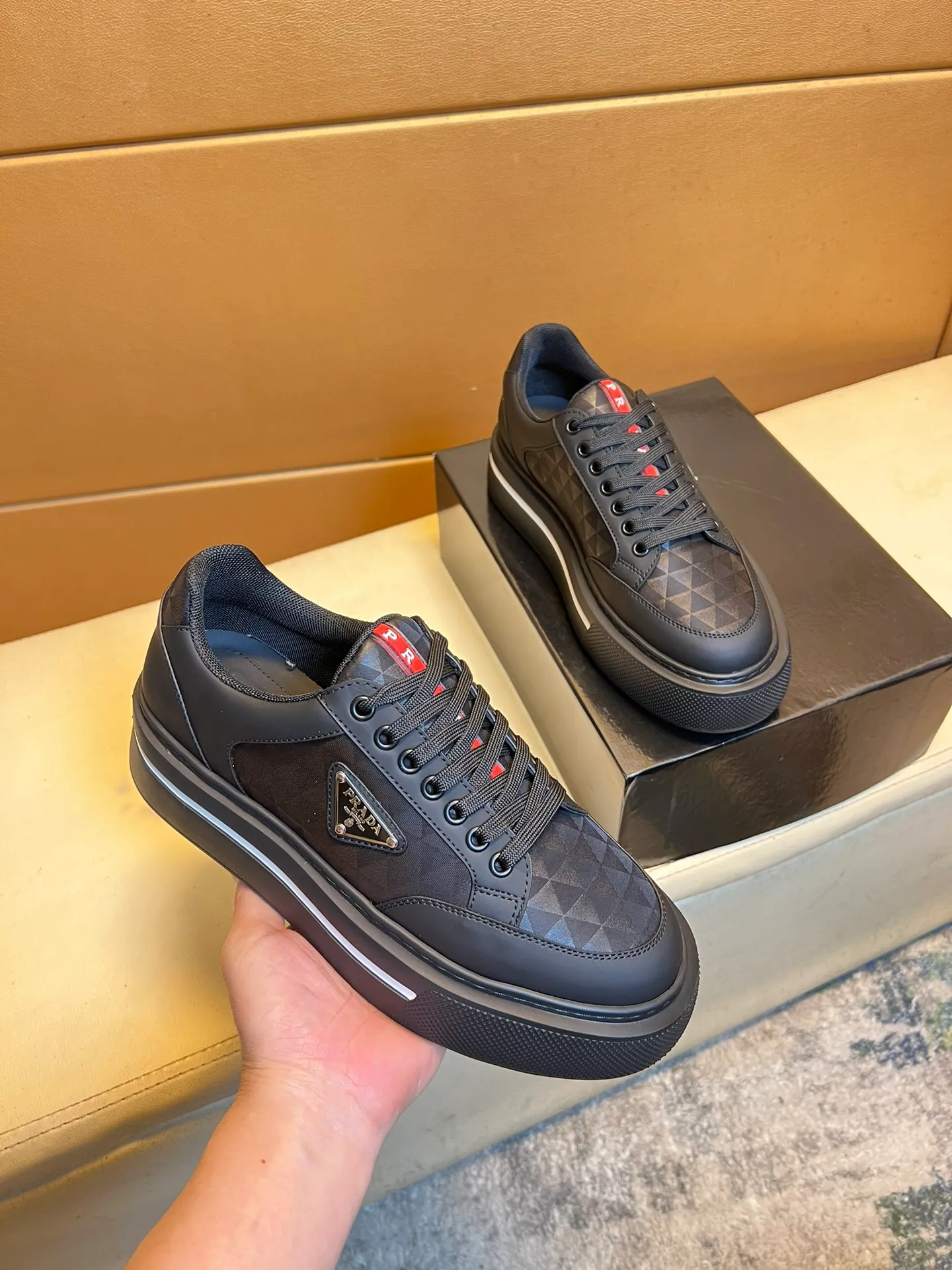 pp560💰👑👑《PRADA》【Classic Original Version】Prada: Top 🔝 Purchasing Agent 🔍🔍Sold at the latest men’s counter simultaneously, imported high-quality original version from Italy 🇮🇹: 🔝Brand silk calfskin·Shoe height, brand logo·Brand high mercerized canvas cloth·Tongue screen printing Brand logo: Prominent (high-end, extravagance, class), exquisite workmanship (imported Italian 🇮🇹 water-based mesh lining, 🐂cowhide feet), soles: original soles specially provided by the original factory, double-layer movable molding: transparent air cushion bottom, environmentally friendly, wear-resistant, ultra-light, comfortable, 🌲🌲🌲, real-life photos 🎬The real ones are more beautiful Wide code number 38-44 (45 46 customized)